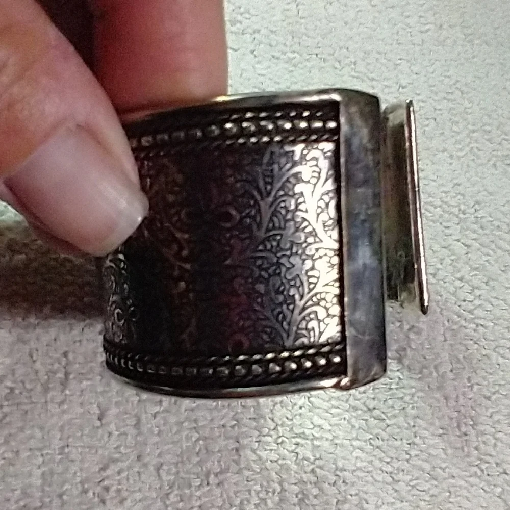 Large wide textured decorative floral flower 💐🌹 silvertone cuff bracelet